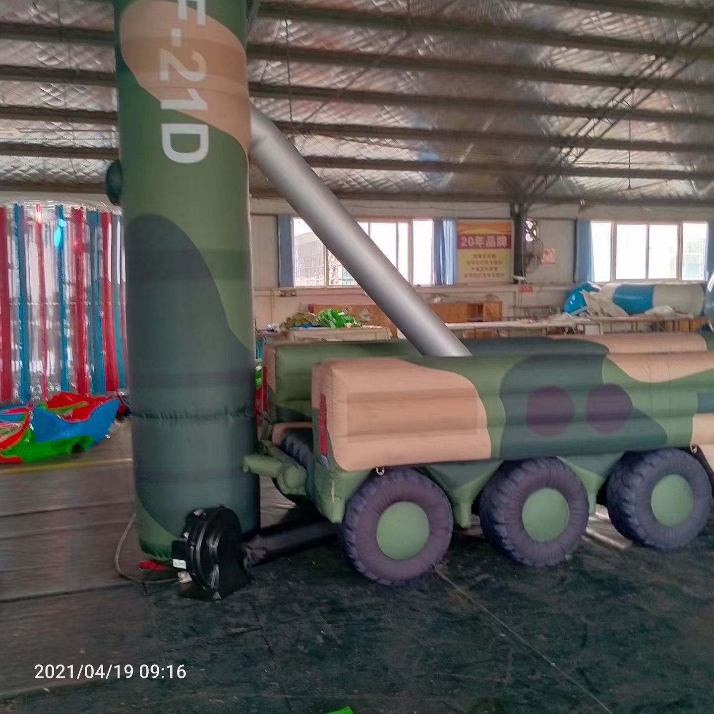 涞水军事演习中的充气目标车辆：模拟发射车雷达车坦克飞机